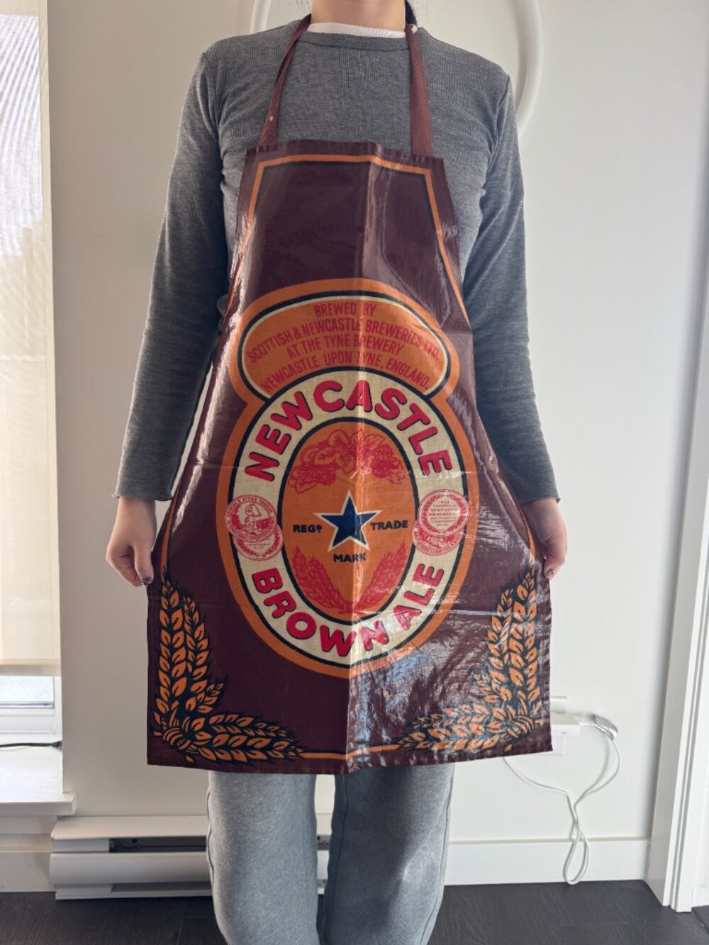 VINTAGE 80S MADE IN ENGLAND NEW CASTLE BROWN ALE APRON SARI FABRICS PREOWNED - Picture 13 of 16